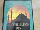 le livre est posé sur une table devant une fenêtre