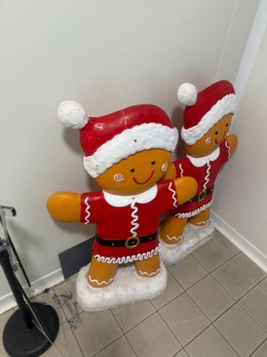 trois décorations de Noël exposées dans une pièce