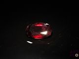 gros plan d'un diamant rouge sur une surface noire
