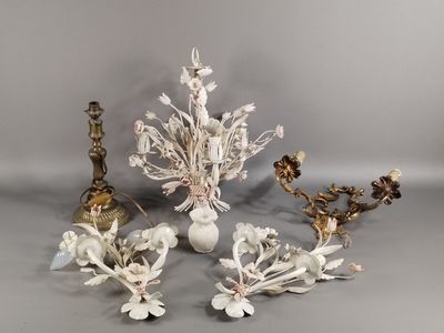 trois vases blancs avec des fleurs et des bougies posés sur une surface grise