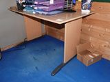 un bureau sur lequel est posé un ordinateur portable dans une pièce