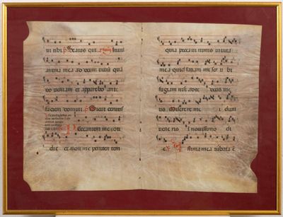 un vieux manuscrit comportant des notes de musique, encadré dans un cadre doré