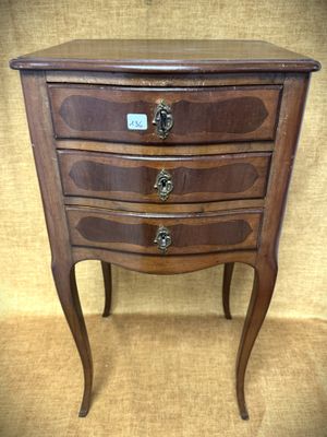 une photo d'une petite commode en bois