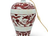 un vase rouge et blanc orné d'un dragon