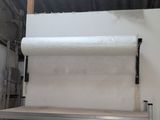 un rouleau de papier blanc posé sur une étagère dans une pièce