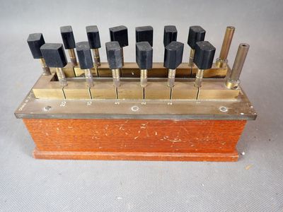 une photo d'une boîte en bois contenant tout un tas d'outils