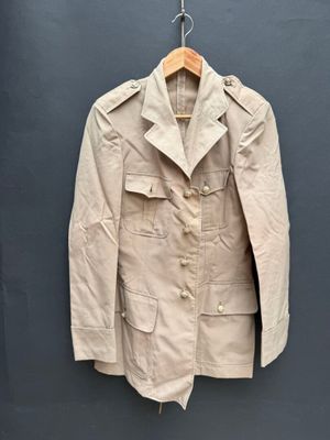 l'image d'une veste suspendue à un cintre sur un mur