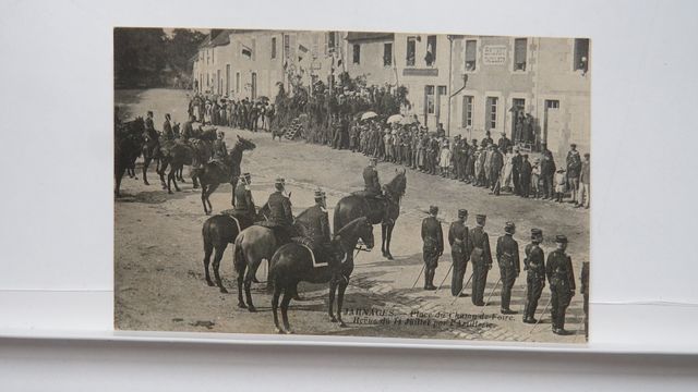 Jarnages : Revue du 14 Juillet par l’Artillerie. TBE.
