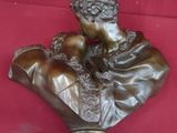 un buste en bronze représentant un homme, posé sur un socle