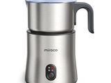 gros plan d'une cafetière sur fond blanc