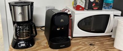 deux cafetières et un mixeur posés sur un plan de travail