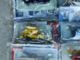de nombreux modèles différents de camions miniatures dans des sachets en plastique
