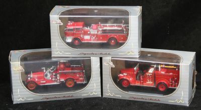 trois camions de pompiers rouges placés dans un cadre sur un fond noir