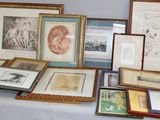 de nombreuses photos, encadrées ou non, posées sur une table