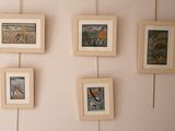 quatre tableaux accrochés au mur d'une pièce