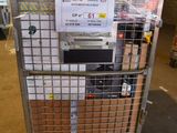 un chariot sur lequel sont posés de nombreux cartons