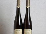 deux bouteilles de vin posées sur une table en bois