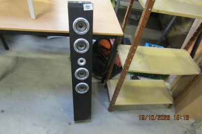 une enceinte posée sur une étagère dans une pièce