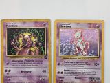deux cartes pokemon posées l'une sur l'autre sur une table