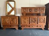 deux commodes et un miroir dans une pièce