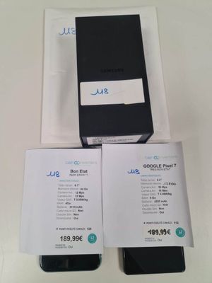 Deux téléphones noirs sont posés sur une table blanche, avec une étiquette de prix
