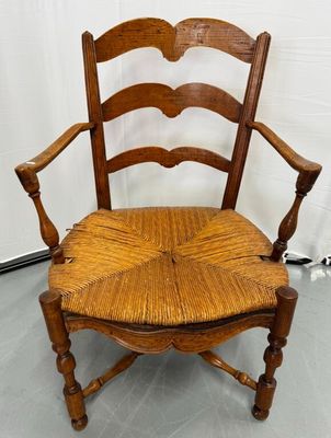 une image représentant une chaise en bois dont l'assise est en bois