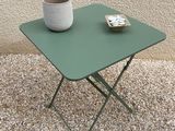 une petite table sur laquelle se trouvent un bol et une tasse