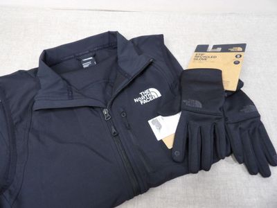 La veste et les gants The North Face sont posés par terre
