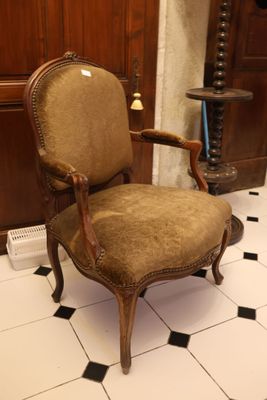 Fauteuil en bois naturel mouluré et sculpté de fleurettes, d… - Photo 1