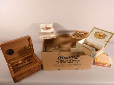 une boîte de cigares et une boîte de cigares posées sur une table