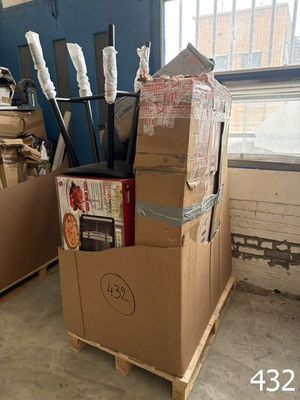 une boîte en carton contenant tout un tas de couteaux
