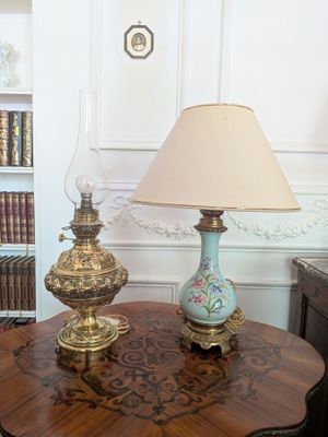 a table with two lamps on it in a room