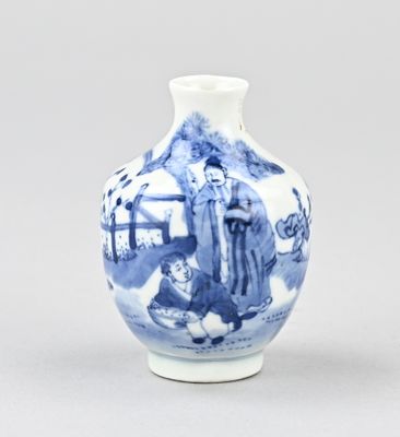 Vase en porcelaine bleue et blanche représentant des personnages dans un paysage, XXe siècle