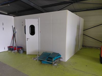 une petite pièce avec une porte et un chariot à l'intérieur