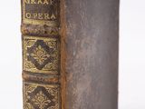 un vieux livre d'où dépasse un bout de papier