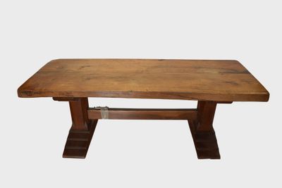 une image d'une table en bois sur fond blanc