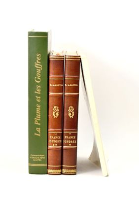 deux livres qui se trouvent l'un à côté de l'autre sur une étagère