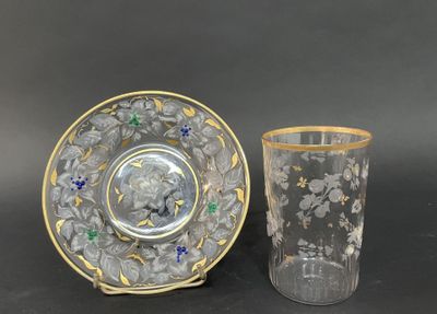 deux tasses et une soucoupe posées l'une à côté de l'autre