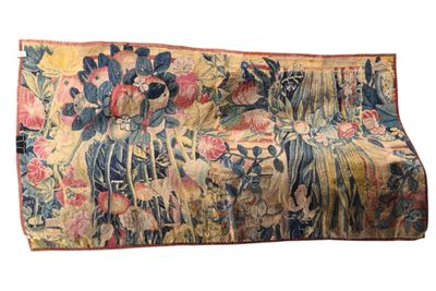 un canapé orné d'un motif floral