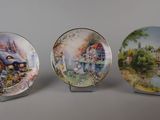 trois assiettes décoratives ornées d'une peinture représentant une maison et un jardin