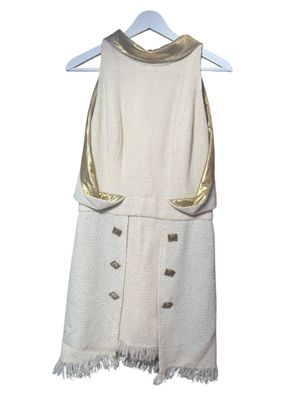 La robe est blanche et dorée, avec des bordures dorées.