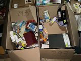 deux cartons contenant divers objets, posés par terre