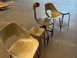 trois chaises dans un garage, avec une voiture en arrière-plan