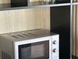 un micro-ondes posé sur une étagère dans une pièce