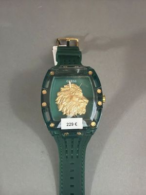 une montre verte avec un lion doré sur le cadran