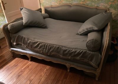 Lit d'alcôve en bois mouluré et sculpté laqué gris.