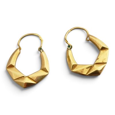 boucles d'oreilles plaquées or avec un motif géométrique sur fond blanc