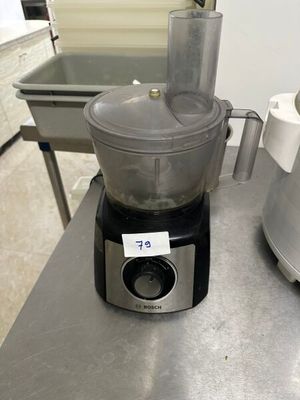 un mixeur posé sur une table dans une cuisine