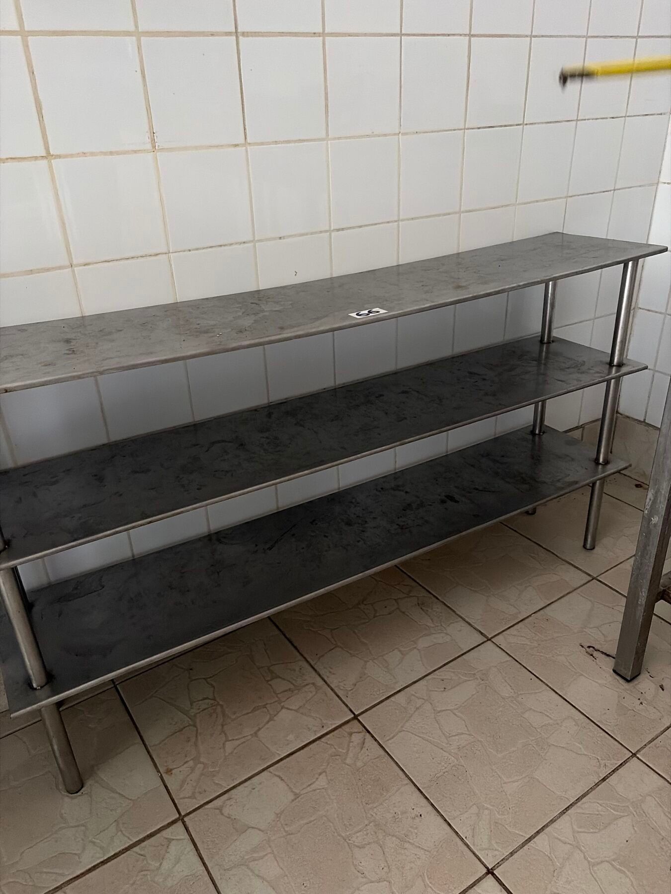 Une étagère en inox trois niveaux.