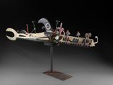 un gros plan d'une sculpture représentant un bateau posée sur un socle